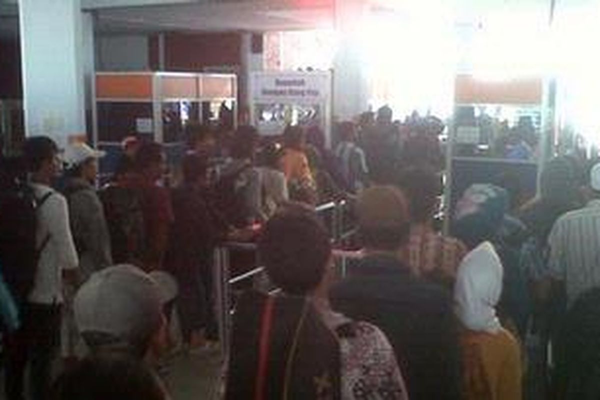Pelabuhan Penyeberangan Merak, Banten pada Senin (20/8/2012) kembali dipadati pemudik yang hendak ke Pulau Sumatera, namun tidak ada antrean kendaraan.