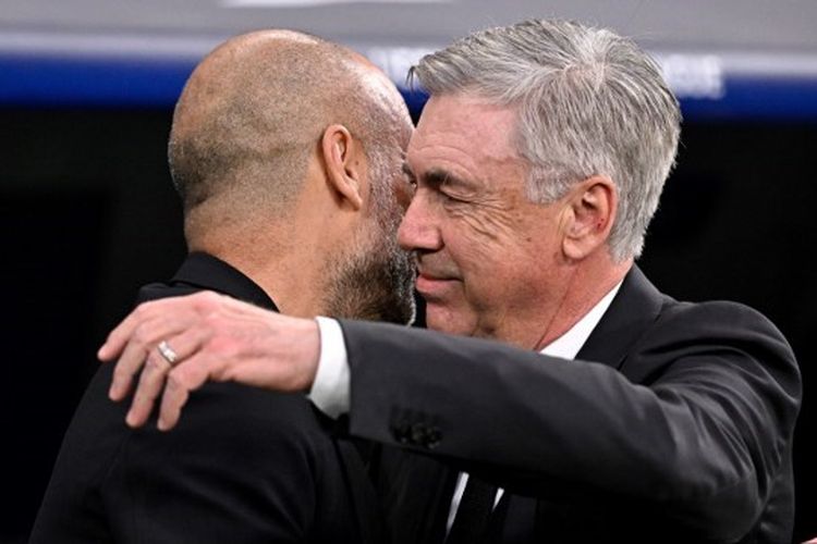 Manajer Manchester City, Josep Pep Guardiola (kiri), memeluk pelatih Real Madrid, Carlo Ancelotti, sebelum kedua tim bertanding pada leg pertama semifinal Liga Champions 2022-2023. Laga Real Madrid vs Man City yang digelar di Stadion Santiago Bernabeu pada Selasa (9/5/2023) malam waktu setempat itu berakhir imbang 1-1. (Foto oleh JAVIER SORIANO / AFP)