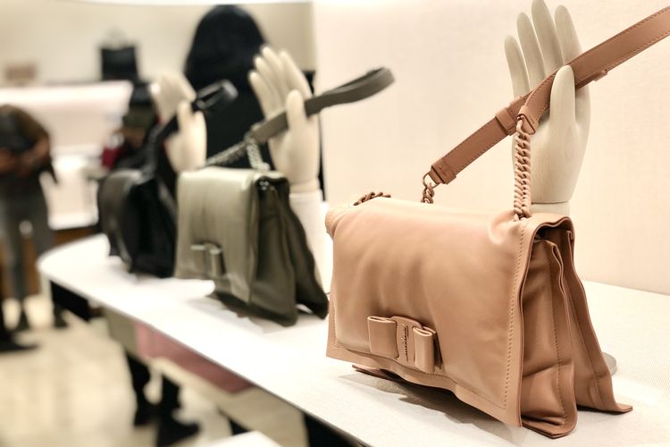 Koleksi tas Ferragamo di butiknya, Plaza Indonesia
