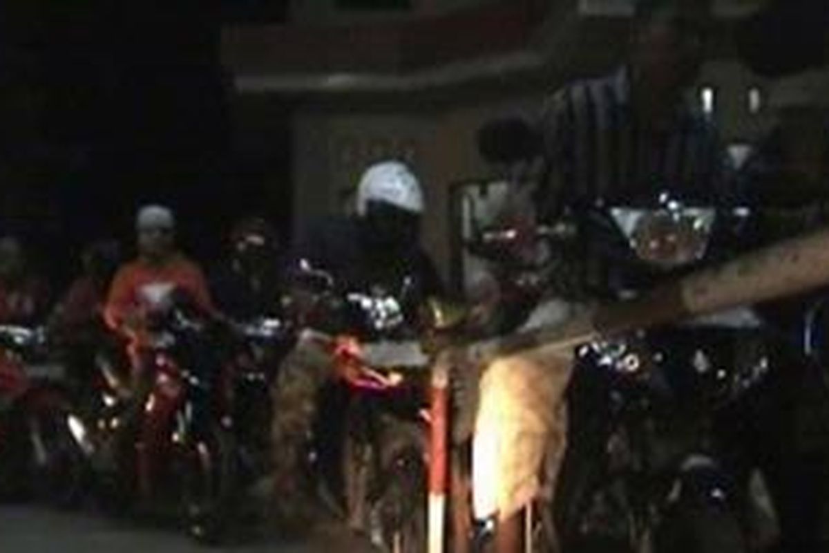 Antrean panjang kendaraan terlihat di salah satu SPBU di wilayah Sulawesi Barat, Minggu (8/7/2012) malam. Ambruknya jembatan Pajalale, Pinrang, Sulsel, berdampak pada tersendatnya pasokan BBM di wilayah Sulbar.