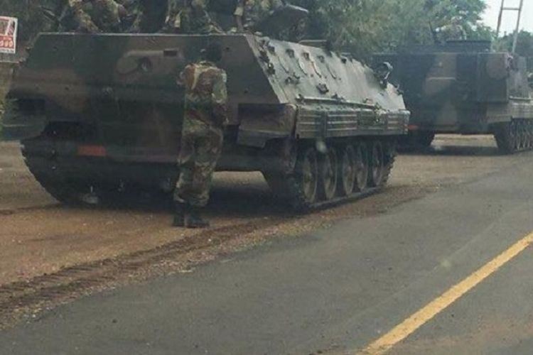 Sejumlah tank militer diberitakan bergerak ke ibukota Zimbabwe, Harare, Selasa (14/11/2017) di tengah rumor kudeta militer terhadap Presiden Robert Mugabe sedang berlangsung