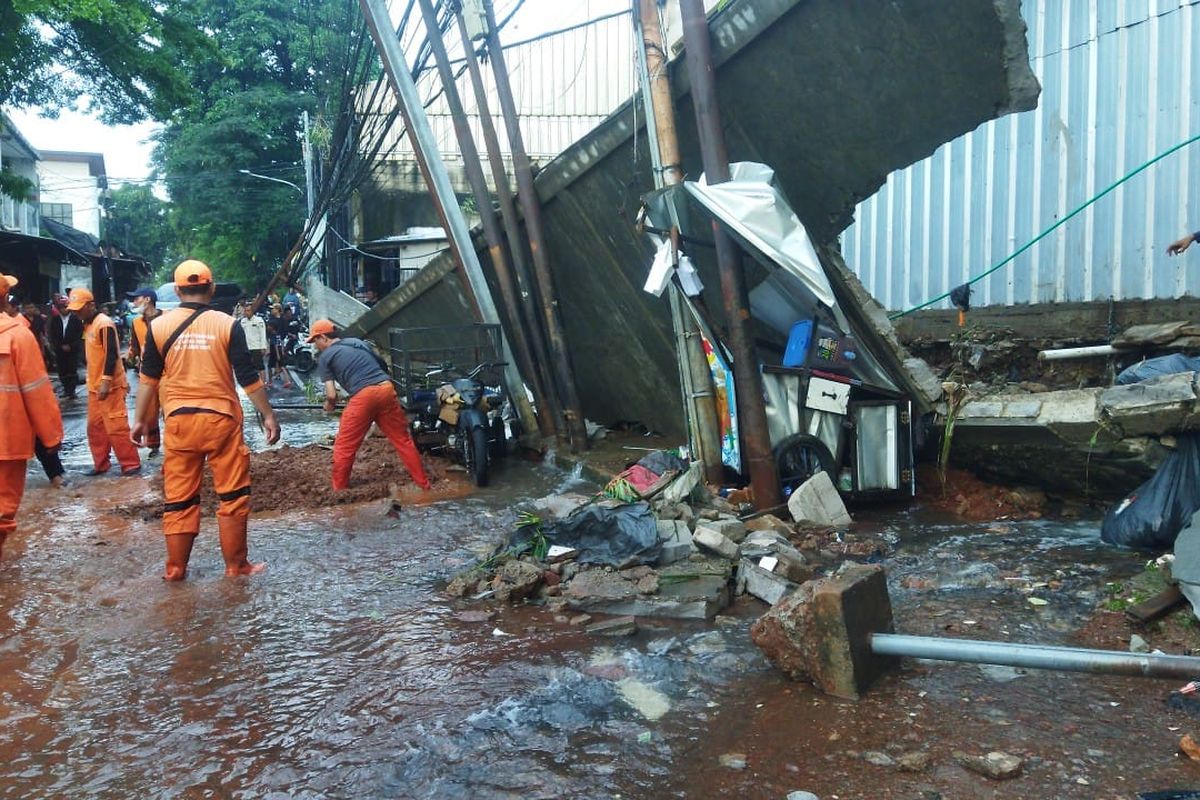 Tanggul Kali Sodetan Jebol, Permukiman Warga Kalibata Terendam 60 Cm