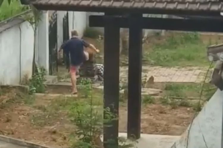 Sebuah video menampilkan seorang WNA tengah menendang sebuah patung yang diduga tempat persembahyangan di Bali.