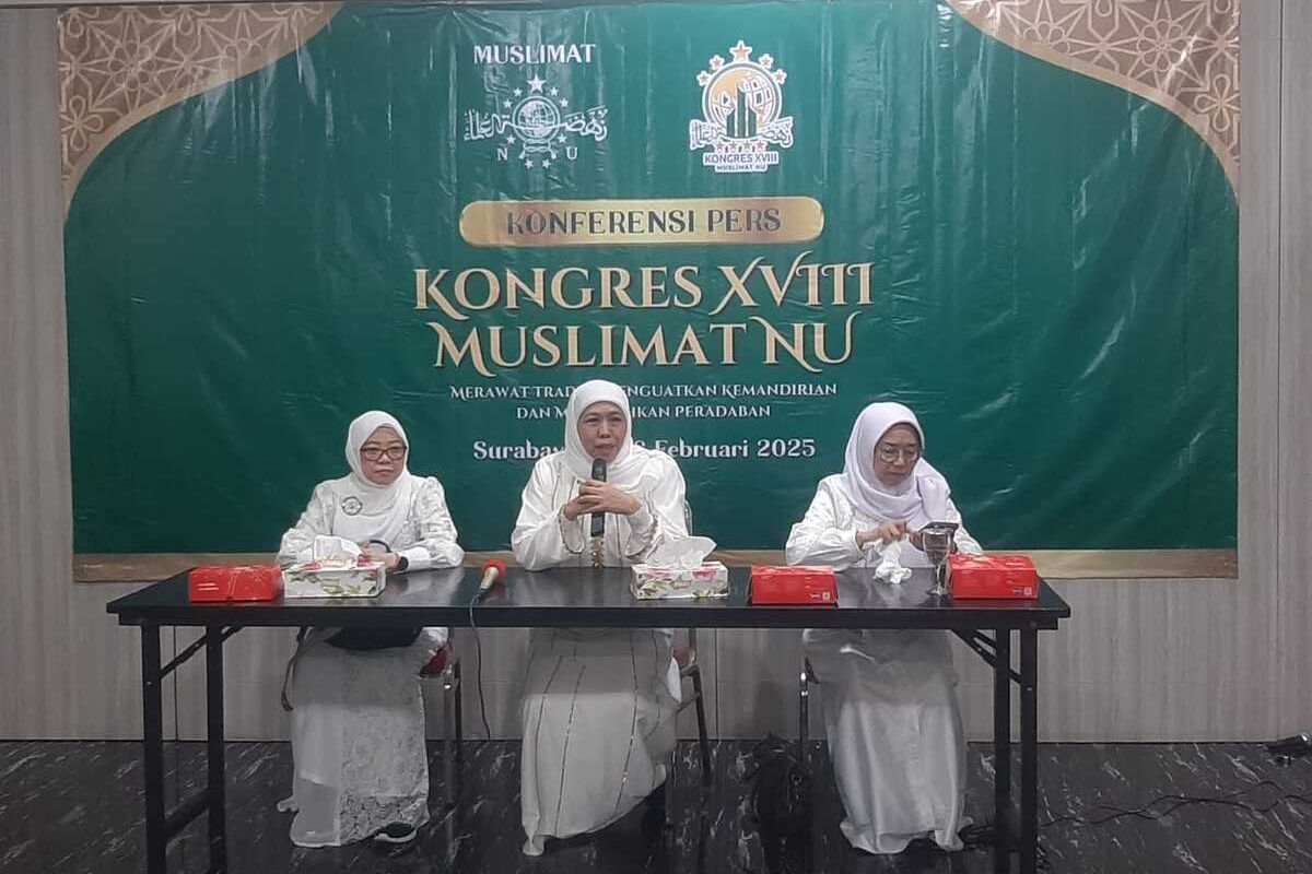 Ketua Umum PP Muslimat NU Khofifah Indar Parawansa (tengah).
