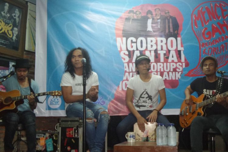 Slank diabadikan dalam acara Ngobrol Santai Antikorupsi bersama KPK dan ICW di markas Slank di Gang Potlot III, Jakarta Selatan, Rabu (12/4/2017) malam.