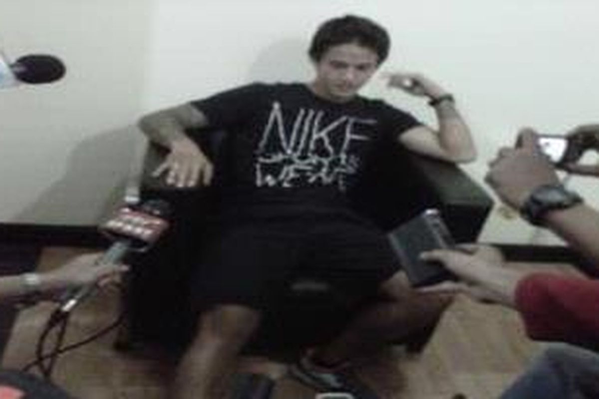 Irfan Bachdim diberondong sejumlah pertanyaan oleh media saat tiba di Kantor PSSI, Selasa (25/10/2011) siang.