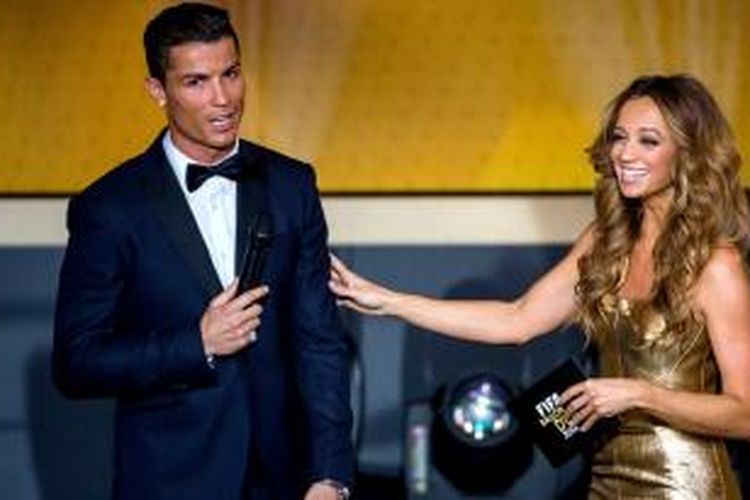 Presenter acara FIFA Ballon d'Or 2014, Kate Abdo, ketika bersama Cristiano Ronaldo dalam event yang berlangsung di Zurich, Senin (12/1/2015).