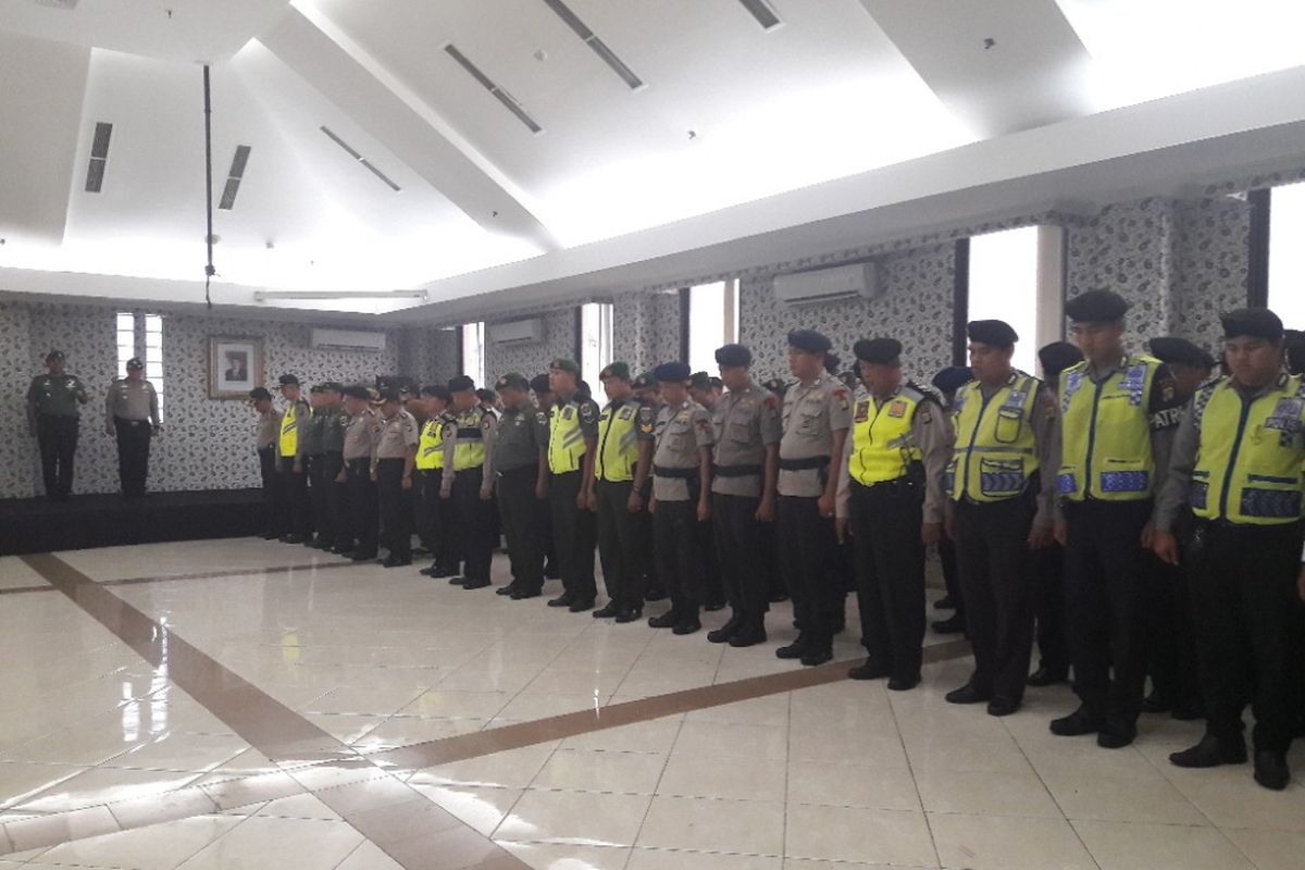 Kepolisian Resor Metro Jakarta Utara mengadakan apel gelar pasukan di Mapolres Jakarta Utara, Kamis (15/2/2018), dalam rangka pengamanan perayaan Hari Raya Imlek yang jatuh pada Jumat (16/2/2018) besok.