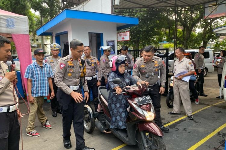 Penyandang disabilitas dari lintas komunitas mengikuti kegiatan edukasi safety riding, yang dilakukan oleh Satlantas Polresta Malang Kota di Satpas Polresta Malang Kota hari ini, Rabu (7/2/2024). 