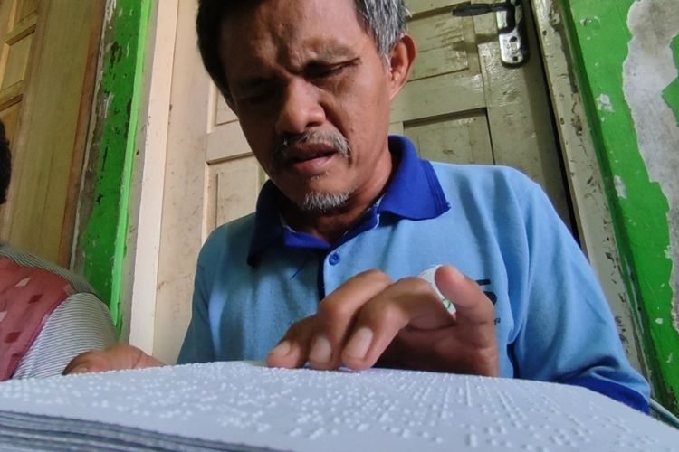 Rastini (38) penyandang disabilitas netra asal Cirebon berjuang mengajarkan Braille dari satu tempat ke tempat lain. Dia merupakan guru sekaligus organisasi ITMI Cirebon yang membuka diri untuk mengajarkan Braille kepada penyandang netra lainnya.