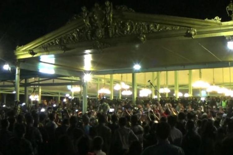 Ribuan warga mengikuti Malam Satu Suro di Mangkunegaran Solo, Selasa (13/10/2015). 