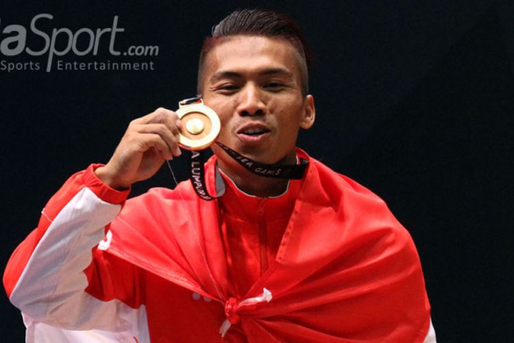 Atlet angkat besi Indonesia, Deni, saat tampil di nomor angkat besi kelas 69 Kg pada SEA Games 2017 di Mitec, Kuala Lumpur, Malaysia, Selasa (29/8/2017).