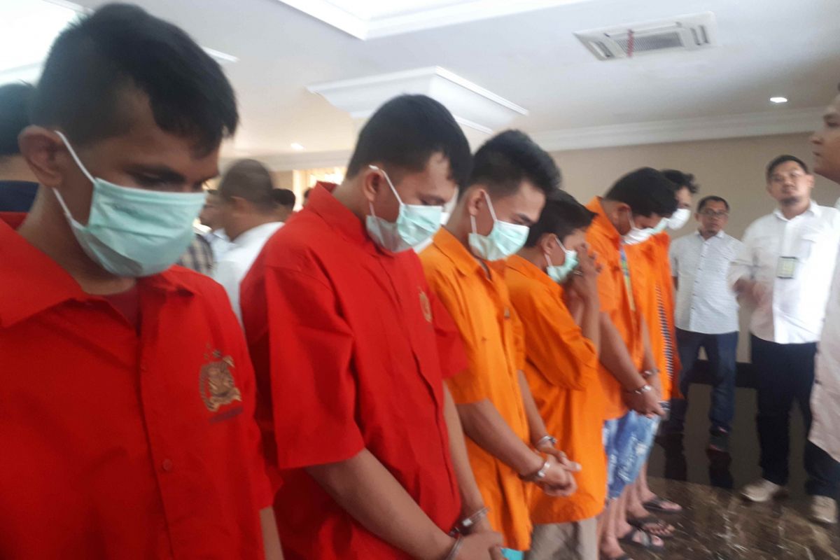 Polisi menangkap tujuh tersangka penjual obat-obatan yang masuk dalam daftar G (wajib dijual berdasarkan resep dokter) seperti Tramadok, Hexymer, Trihexyphenidyl, Alprazolam, dan Double LL. Masing-masing tersangka berinisial MY (19), MA (28), HS (29), MS (29), SF (29), ML (29) dan MD (18). Foto diambil Kamis (7/2/2019) di Polda Metro Jaya.