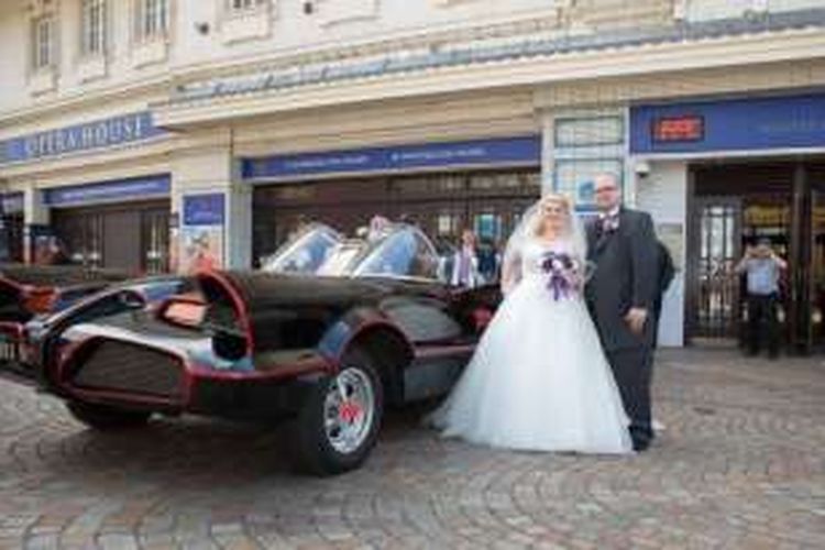 Richard dan Sarah, dengan masih mengenakan gaun pengantin, berpose di samping Batmobile asli yang digunakan dalam serial film Batman pada 1966-1968.