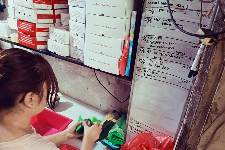 Aktivitas pegawai Lemper Ayam Spesial 168 salah satu kudapan tradisional yang ada di Surabaya, Jawa Timur.