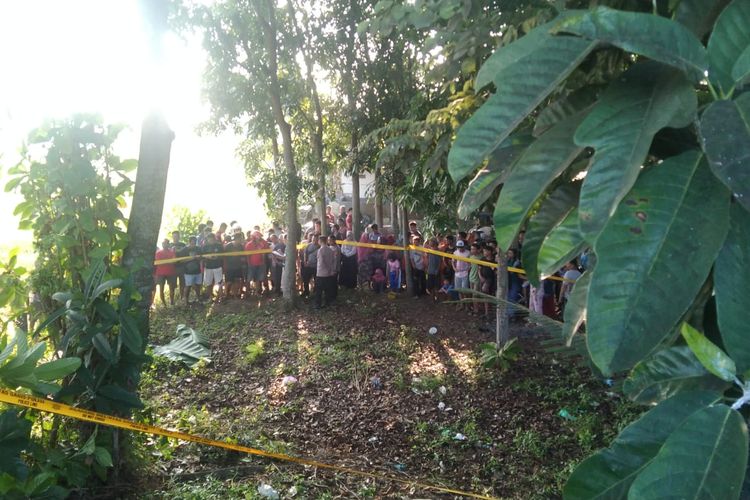 Lokasi penemuan mayat yang diduga korban penganiayaan geng motor di pekarangan, tepatnya di pinggir Jalan Tentara Pelajar, Kelurahan Tritih Kulon, Kecamatan Cilacap Utara, Cilacap, Jawa Tengah, Sabtu (24/6/2023) pagi.