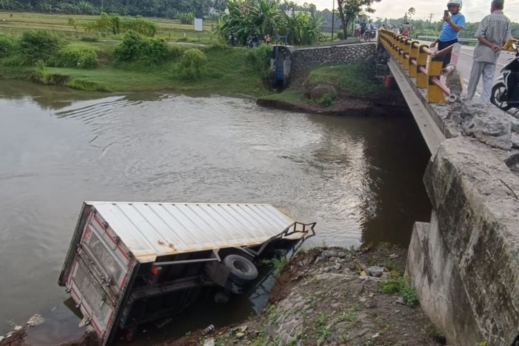 Kecelakaan tunggal menggegerkan warga terjadi di Jembatan Gebang, Kecamatan Butuh, Kabupaten Purworejo, Jumat (24/10/2025) dini hari. 