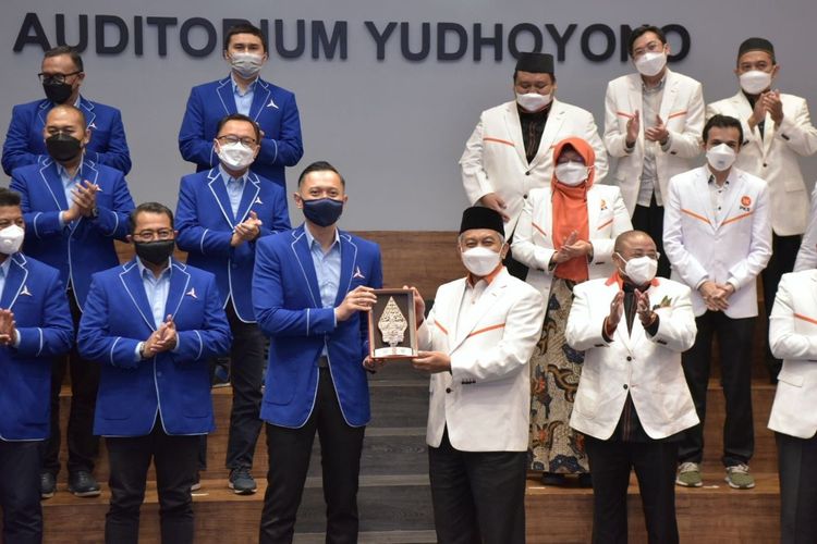 Ketua Umum Partai Demokrat Agus Harimurti Yudhoyono dan Presiden Partai Keadilan Sejahtera berforo dalam pertemuan antara Partai Demokrat dan PKS di kantor DPP Partai Demokrat, Jakarta, Kamis (22/4/2021).