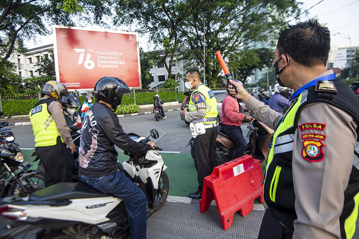 Sejumlah anggota Polisi menghalau pengendara sepeda motor saat berlangsungnya Pemberlakuan Pembatasan Kegiatan Masyarakat (PPKM) Darurat di kawasan Bundaran Senayan, Jakarta, Sabtu (3/7/2021). Petugas akan memberikan akses untuk melintas di titik penyekatan PPKM Darurat di 63 titik di wilayah Jadetabek yang berlaku dari 3 - 20 Juli 2021 hanya yang masuk kategori sektor-sektor esensial. ANTARA FOTO/M Risyal Hidayat/hp.