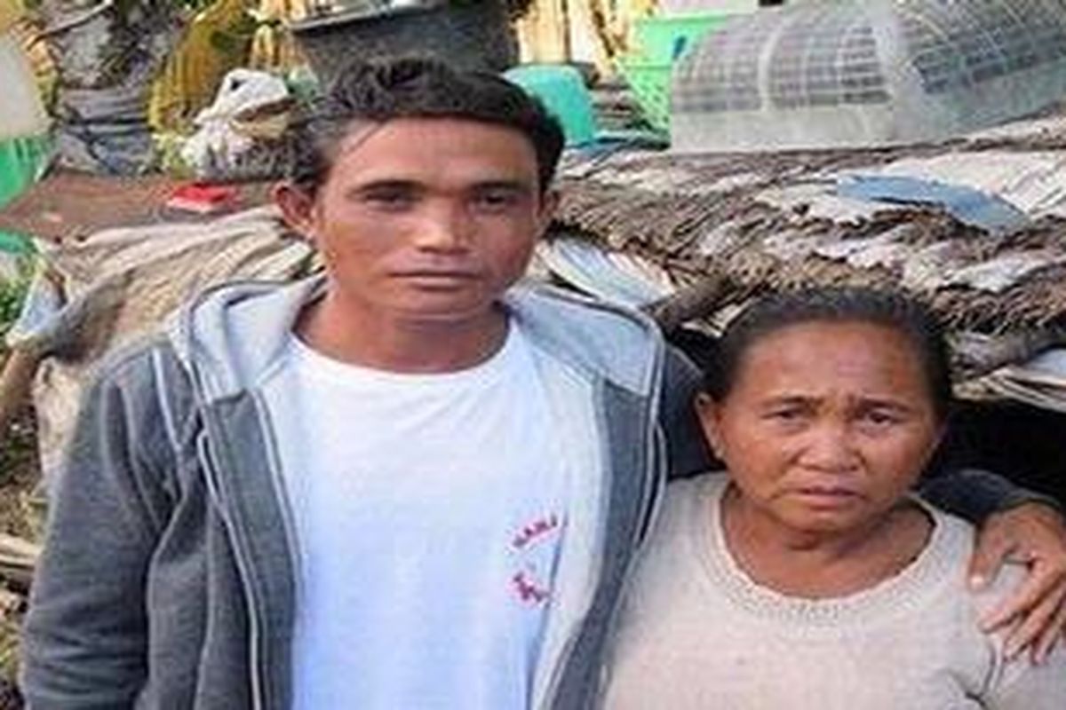 Kakak dan ibu Sam di Bima yang dikunjungi oleh "Sun Herald" menunggu kepulangan anaknya. 