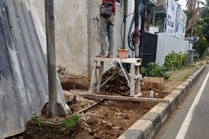 Trotoar di Pondok Indah Dibongkar secara Ilegal oleh Pemilik Rumah