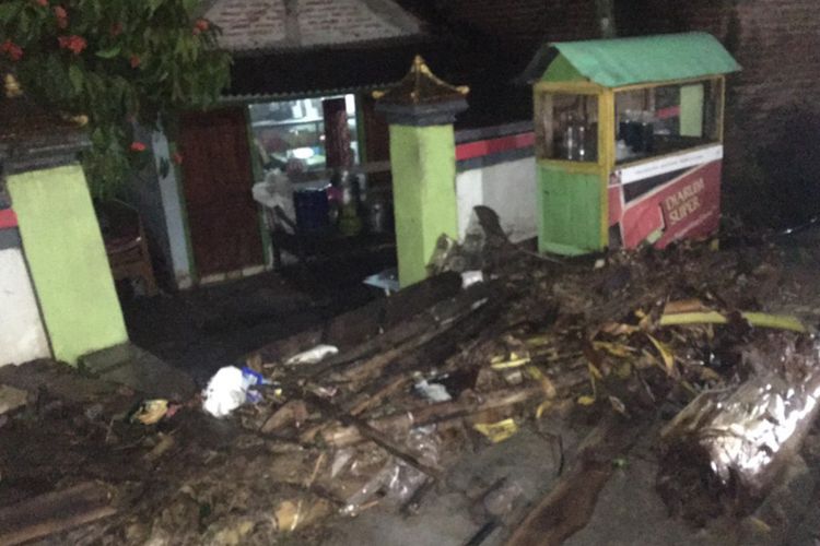 Sisa material usai banjir bandang melanda sebagian wilayah Kabupaten Lamongan, Kamis (4/11/2021) malam.