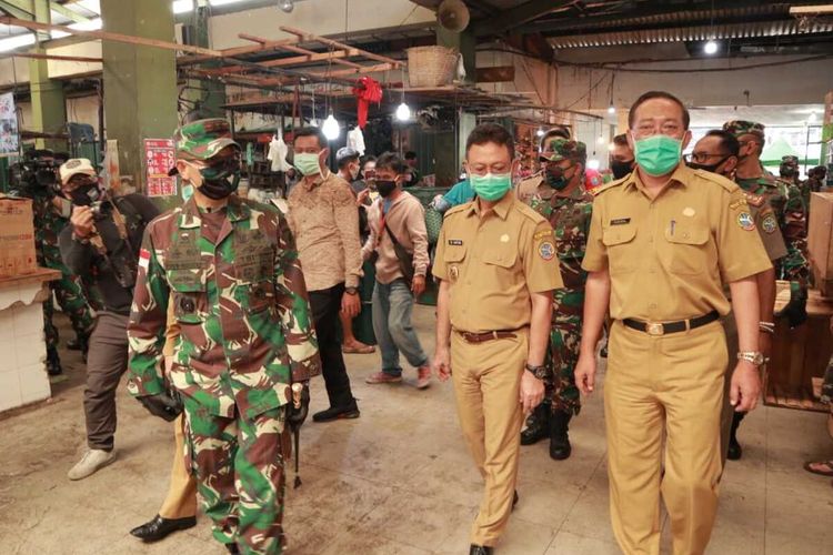 Wali Kota Pontianak Edi Rusdi Kamtono saat meninjau kesiapan new normal di sejumlah pasar dan pusat perbelanjaan, kemarin.