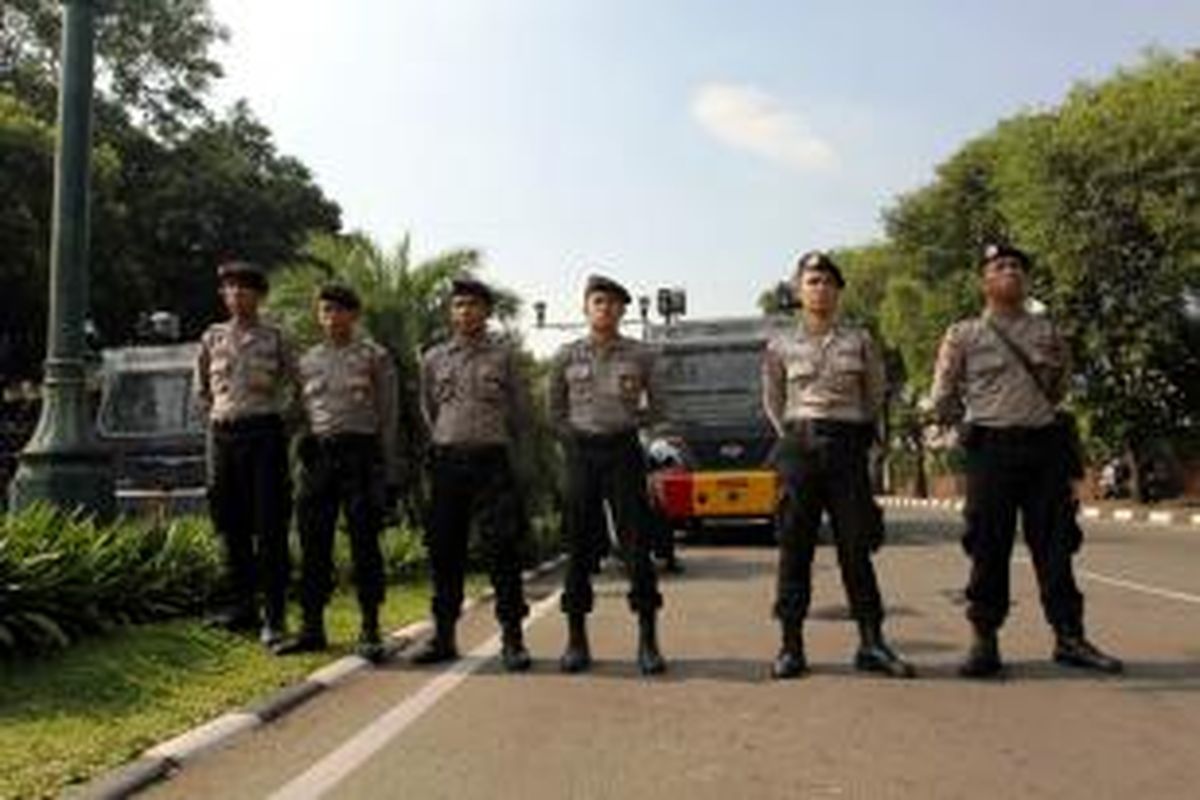 Polisi berjaga di Jalan Imam Bonjol Jakarta Pusat lengkap dengan mobil water canon untuk menyekat massa yang akan mendekat ke kantor Komisi Pemilihan Umum (KPU), Selasa (22/7/2014). Kepolisian menurunkan 3.421 personel dengan 25 personel pengamanan dalam KPU, 54 personel bantuan Pemda DKI untuk mengantisipasi gangguan keamanan di sekitar KPU saat pengumuman hasil pilpres.