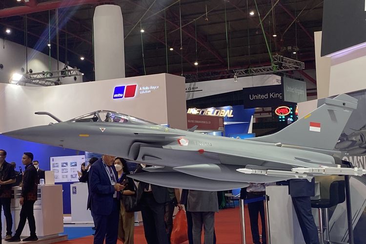 Mockup jet tempur Rafale asal Perancis meramaikan pameran Indo Defence 2022 di JIEXPO Kemayoran, Jakarta, Rabu (2/11/2022).