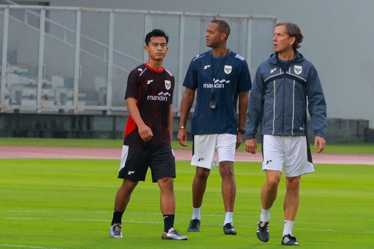 Pelatih timnas Indonesia Patrick Kluivert (dua kanan) didampingi Alex Pastoor memimpin sesi latihan jelang pertandingan Kualifikasi Piala Dunia 2026 di Stadion Madya, Gelora Bung Karno, Senayan, Minggu (22/3/2025). Indonesia akan menghadapi Bahrain dalam laga putaran ketiga Kualifikasi Piala Dunia 2026, di Stadion Utama Gelora Bung Karno, pada Selasa (25/3/2025).
