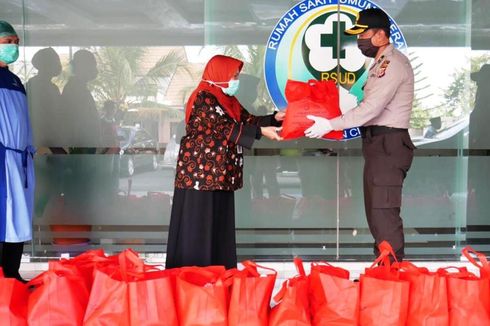 Polisi Cianjur Bagi-bagi Sembako untuk Tenaga Medis