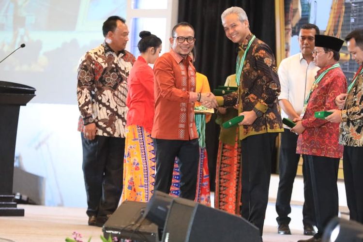 Gubernur Jawa Tengah Ganjar Pranowo menerima penghargaan sebagai Pembina terbaik Keselamatan dan Kesehatan Kerja (K3) dari Menteri Ketenagakerjaan M. Hanif Dhakiri.