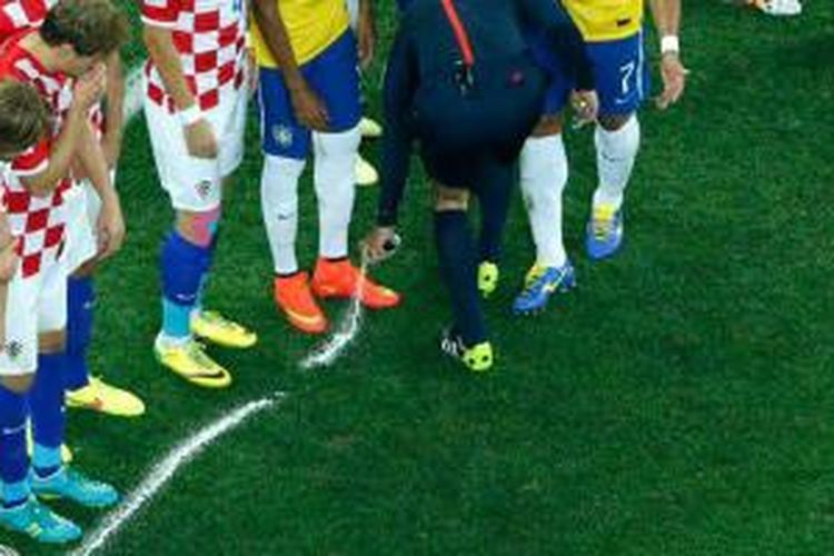 Wasit asal Jepang tersebut membuat membuat garis batas sejauh 9 meter dari bola saat pertandingan Brasil melawan Kroasia pada laga perdana Piala Dunia 2014 Brasil.