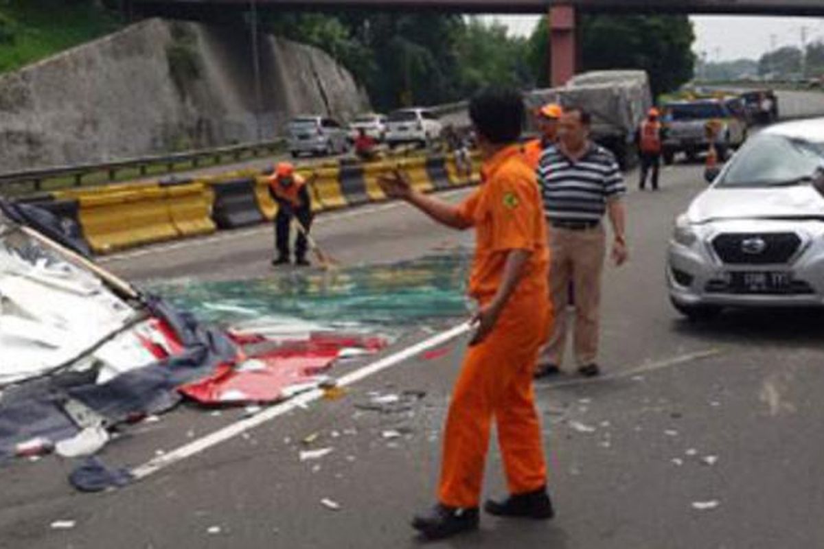 Tabrakan beruntun yang melibatkan lima mobil terjadi di Tol Cawang, Sabtu (19/12/2015). 