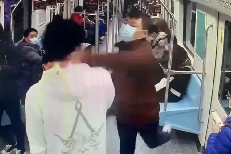 Seorang penumpang komuter bawah tanah menempeleng penumpang lain karena marah dimunta menurunkan volume ponselnya. Pihak berwenang mengatakan, serangan itu terjadi di Jalur 1 Shanghai Metro pada 11 Maret.