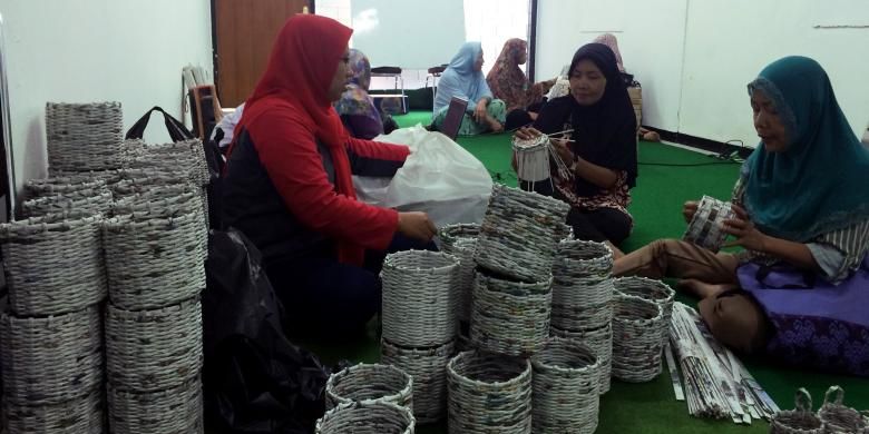 Warga Kelurahan Gelora, Kecamatan Tanah Abang, Jakarta Pusat, tengah belajar membuat kerajinan dengan kertas koran.