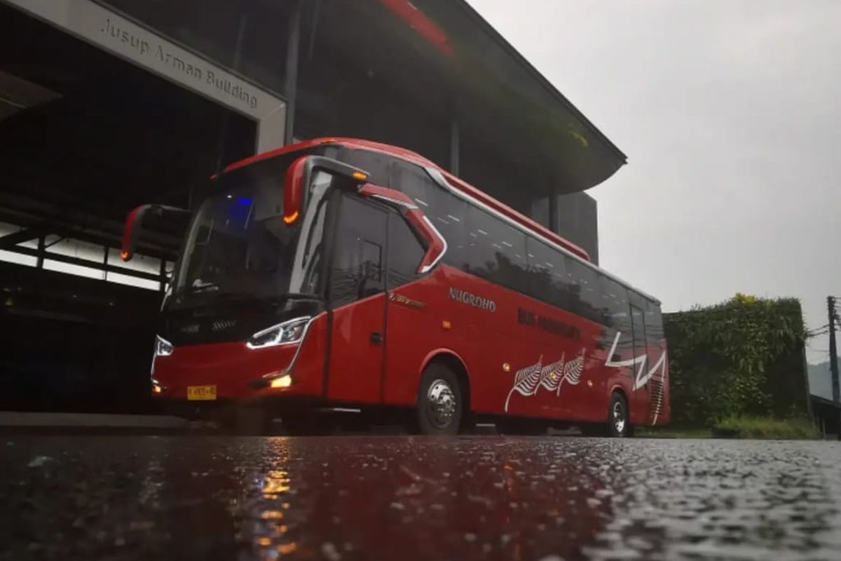Bus pariwisata PO Nugroho dengan bodi Legacy SR2 Panorama