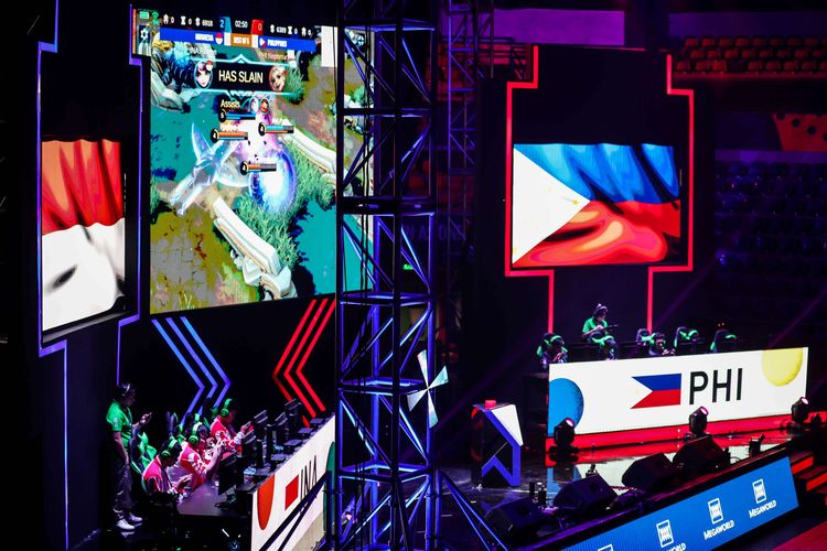 Timnas esports Indonesia bertanding melawan timnas esports Filipina dalam final Mobile Legends SEA Games 2019 di Filoil Flying V Center, Manila, Filipina, Minggu (8/12/2019). Timnas esports Indonesia berhasil meraih medali perak.