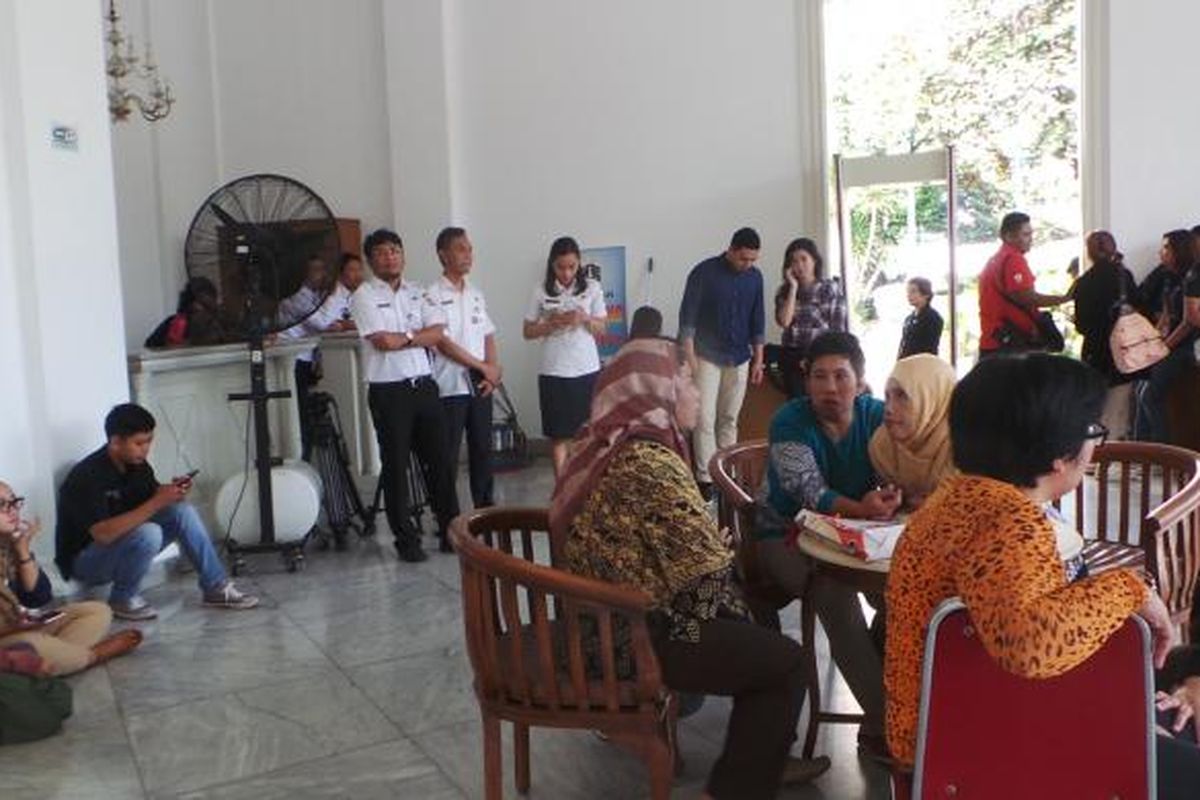 Aduan warga dengan pegawai satuan kerja perangkat daerah (SKPD) DKI Jakarta, di Pendopo Balai Kota DKI Jakarta, Rabu (22/2/2017).