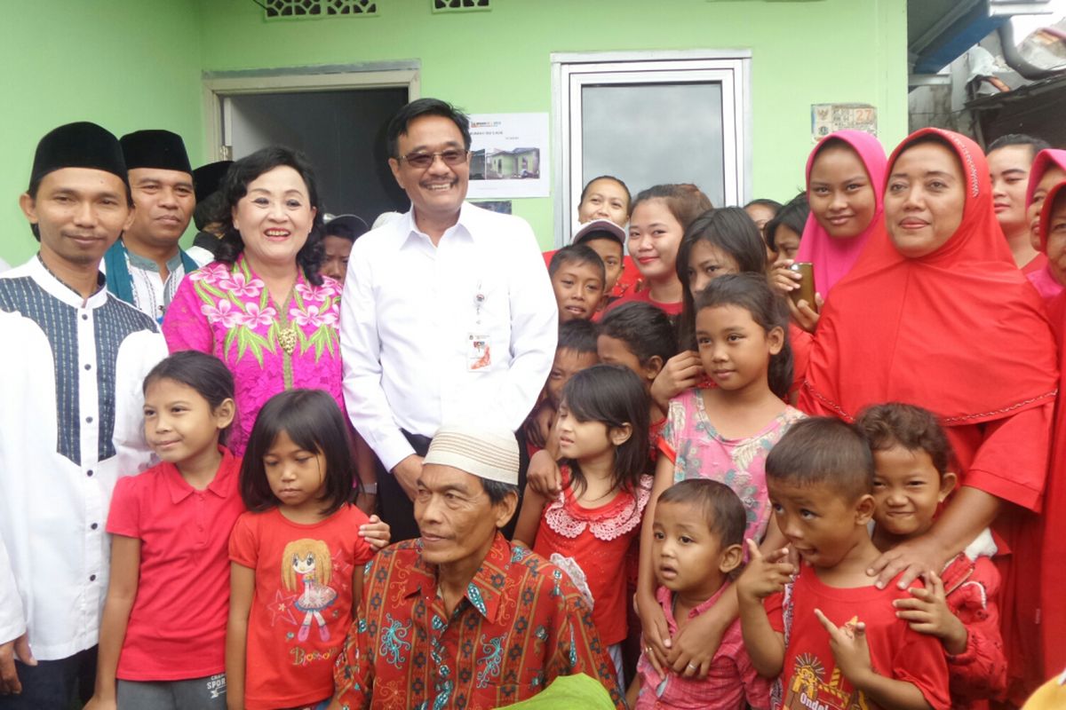 Gubernur DKI Jakarta Djarot Saiful Hidayat bersama warga penerima program bedah rumah di Cilincing, Kamis (28/9/2017). 