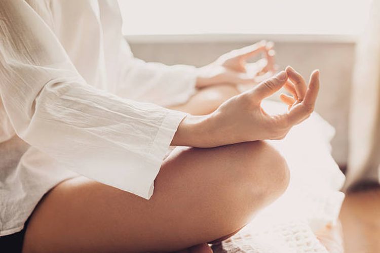 Ilustrasi perbedaan mindfulness dan meditasi. Penelitian ilmiah menunjukkan kebiasaan sederhana yang dilakukan sejak pagi hari, terutama sebelum pukul 07.00, berkaitan dengan kesehatan mental yang lebih stabil dan risiko penyakit jantung yang lebih rendah.