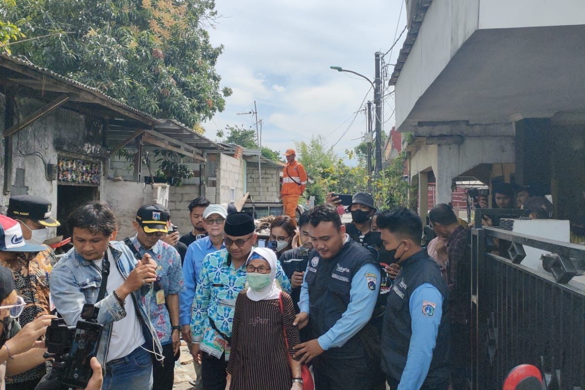 Suku Dinas Sosial Jakarta Utara membawa Sulih Warti (75) ke rumah Sakit Khusus Daerah (RSKD) Kejiwaan Duren Sawit, Jakarta Timur. Sulih Warti merupakan lansia yang sejak belasan tahun hidup di atas tumpukan sampah, juga tanpa air dan listrik.