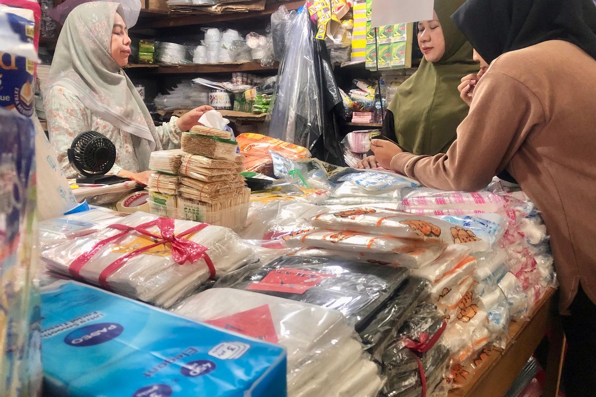 Harga Plastik Naik, UMKM Tertekan dan Industri Beralih ke Daur Ulang