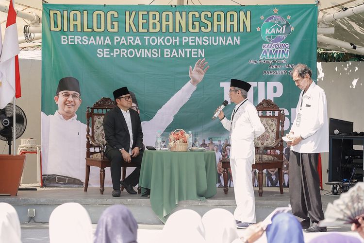 Cawapres nomor urut 1, Muhaimin Iskandar (jas hitam duduk) saat menampung aspirasi pensiunan ASN Se-Banten, di Kota Serang, Banten, Jumat (2/2/2024).