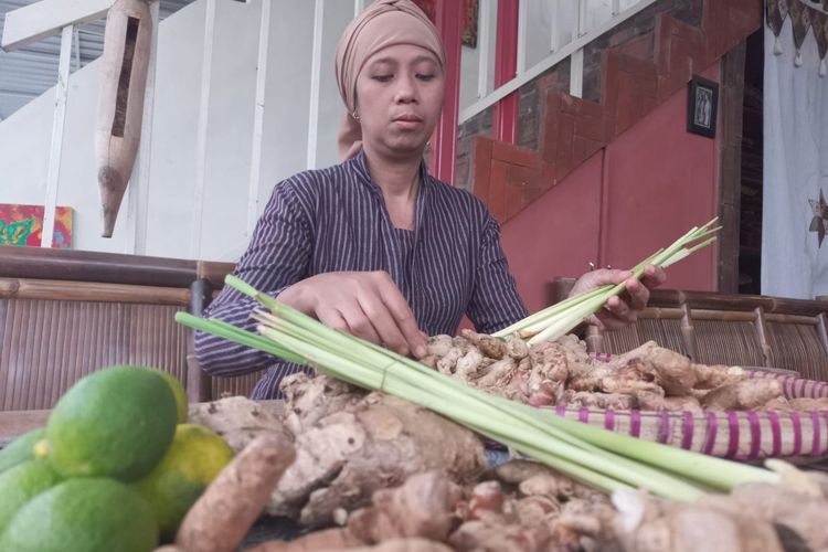 Prasasti Pratma Keswari (40) warga Kampung Sibak, Kelurahan Pengen Jurutengah, Kecamatan Purworejo Kabupaten Purworejo, Jawa Tengah mengolah rempah jadi minumah segar.