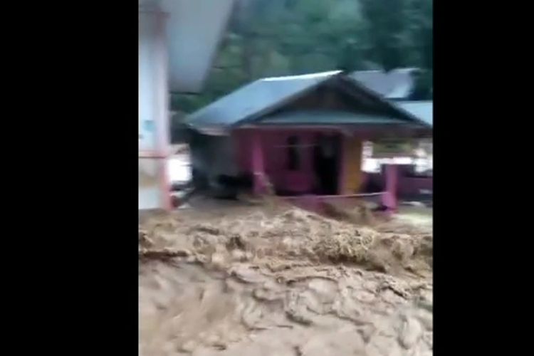 Hujan deras yang mengguyur Kabupaten Luwu, Sulawesi Selatan, menyebabkan 2 kecamatan terendam banjir yakni Kecamatan Bajo Barat dan Kecamatan Suli, Minggu (02/4/2023).