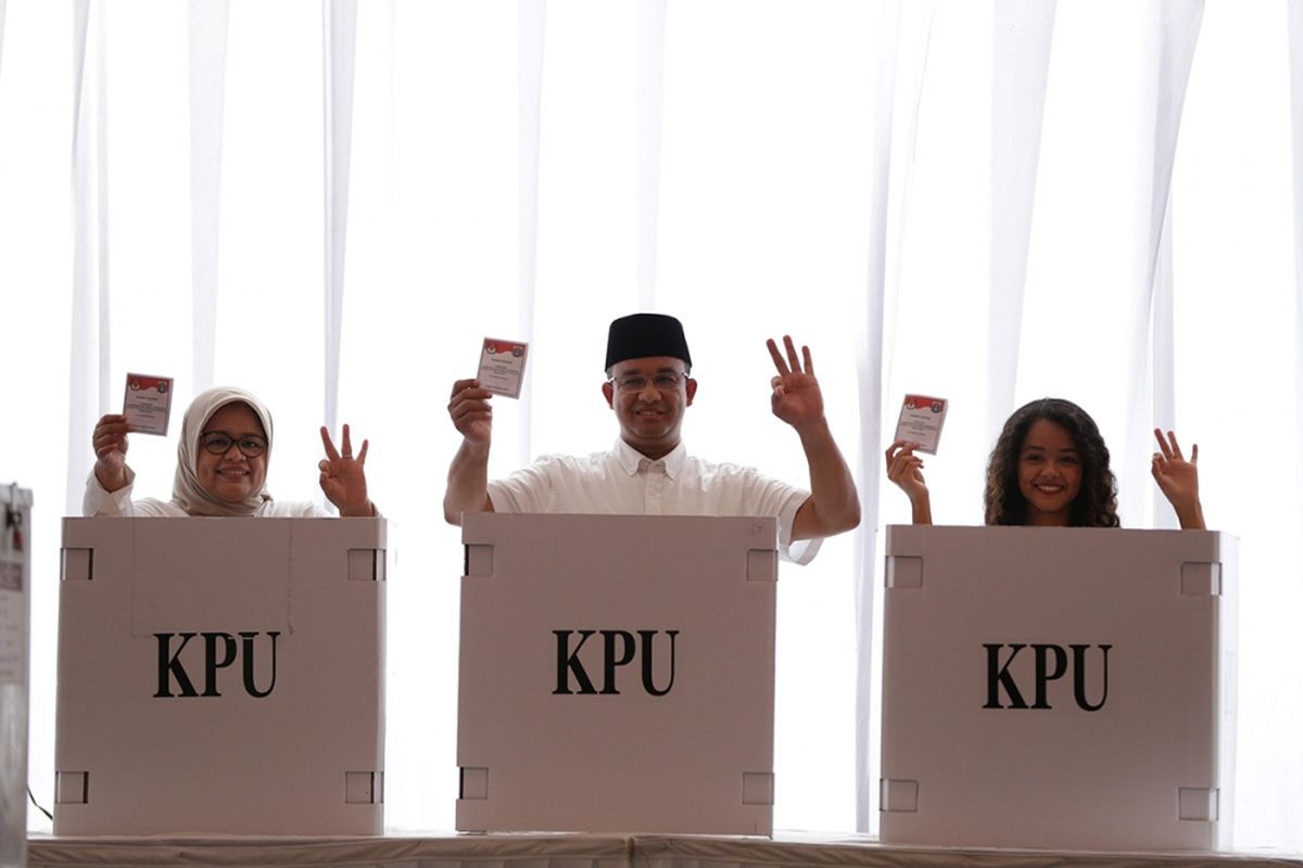 Istri Anies Baswedan, Fery Farhati Ganis (kiri), calon gubernur DKI Jakarta nomor urut 3, Anies Baswedan (tengah), dan putrinya, Mutiara Annisa, menggunakan hak suaranya pada Pilkada DKI Jakarta putaran kedua di TPS 28, Cilandak Barat, Jakarta Selatan, Rabu (19/4/2017). Pemilihan gubernur dan wakil gubernur DKI Jakarta putaran kedua berlangsung pada hari ini.