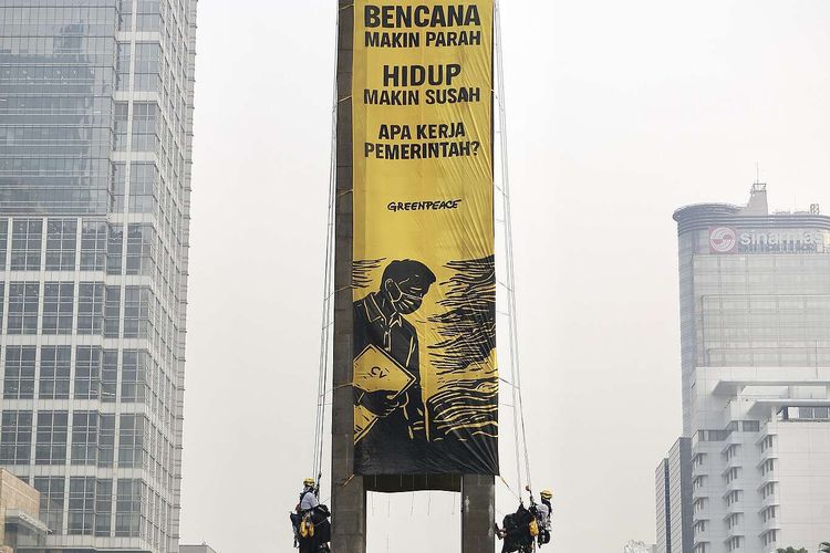 Greenpeace Bentangkan Spanduk Protes soal Bencana di Monumen Selamat Datang Bundaran HI
