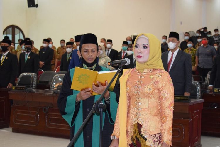 Sribana Perangin Angin saat dilantik menjadi Ketua DPRD Kabupaten Langkat, Sumatera Utara, 4 Mei 2021. (dprd-langkatkab.com)