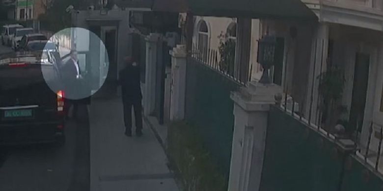 Potongan video memperlihatkan seorang anggota tim eksekutor keluar dari mobil dan setelah itu membawa kantong plastik yang diduga berisi jenazah Jamal Khashoggi di kediaman Konsul Jenderal Arab Saudi di Istanbul, Turki.